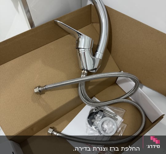 ברז וכבל מתכת בקופסה על שולחן